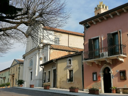 Chiesa e piazza di Bure