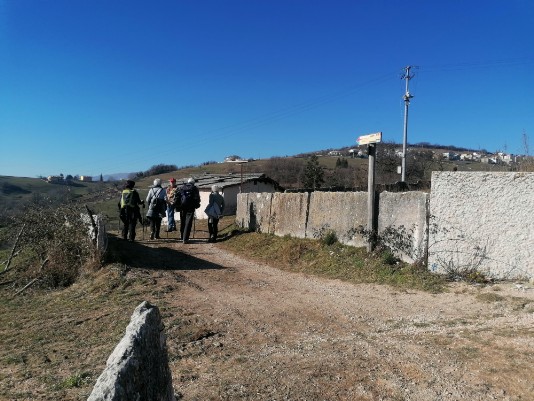 deviamo a sx in direzione Pontarola sinpatico e bello il percorso