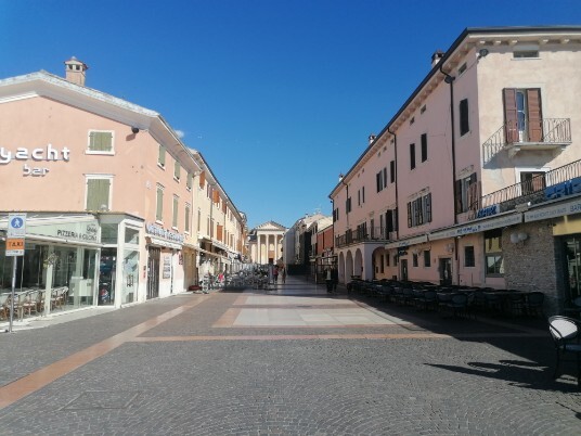 Viale e chiesa di Bardolino